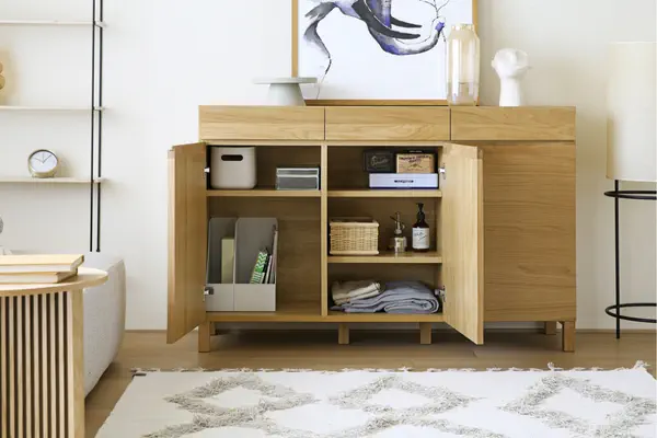 扉の中にまとめて収納すればスッキリ