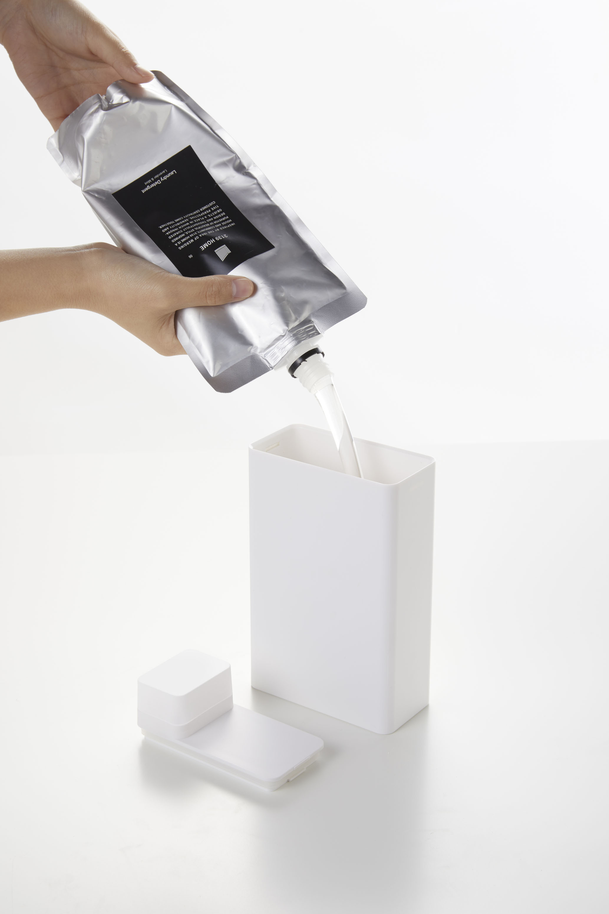 スタイリッシュな詰め替えランドリーボトル