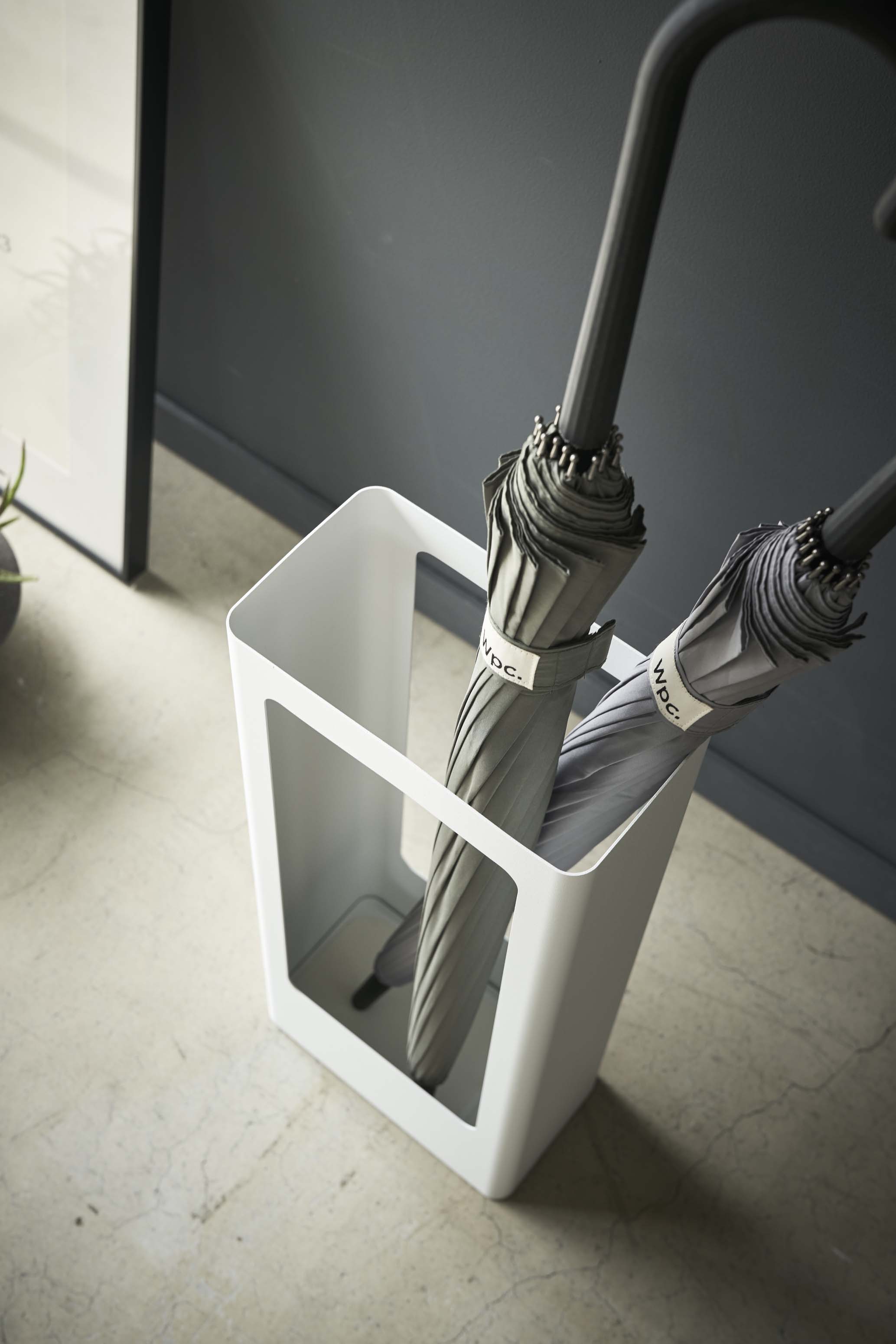 ミニマルデザインの傘立て