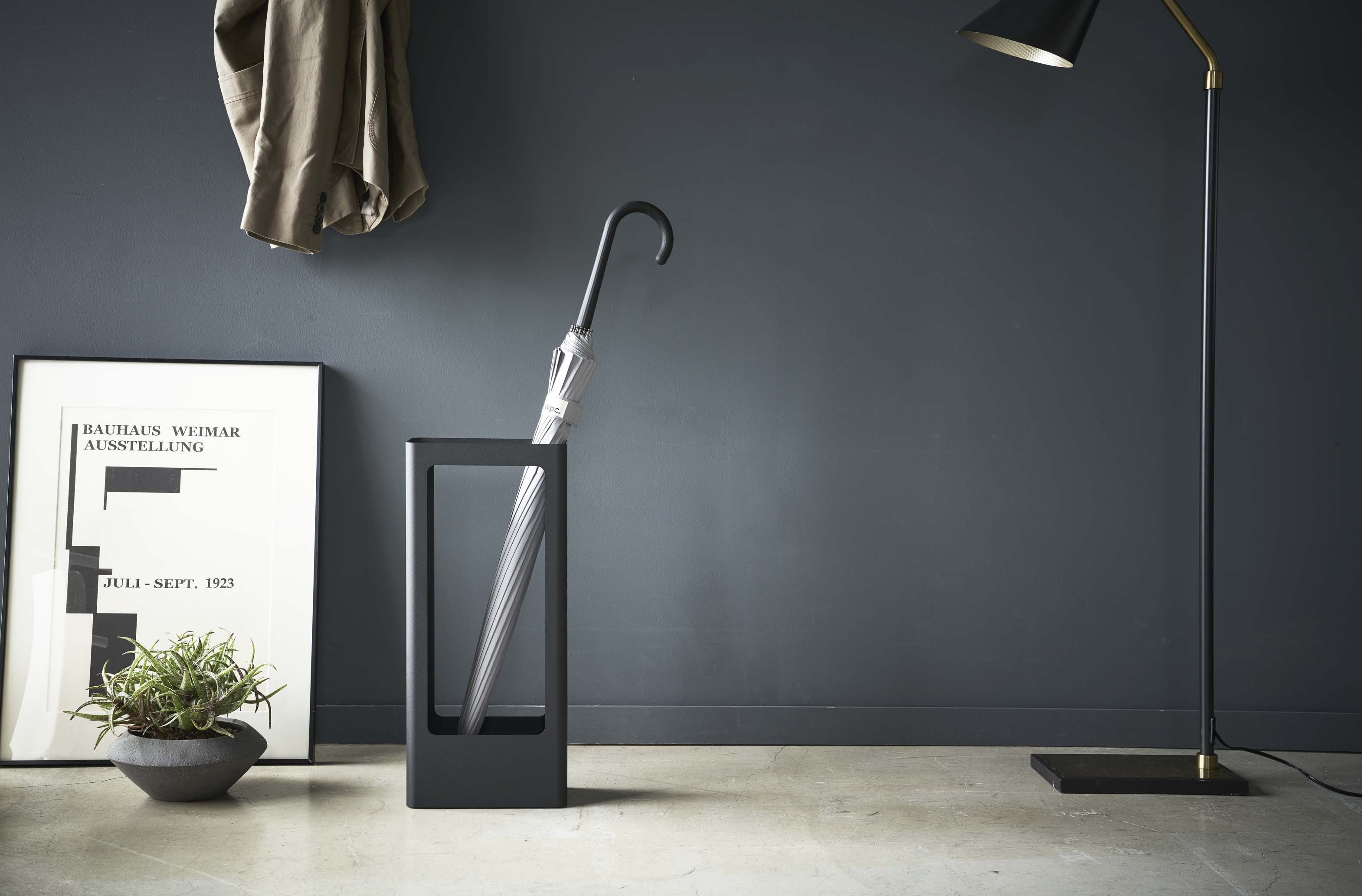 ミニマルデザインの傘立て