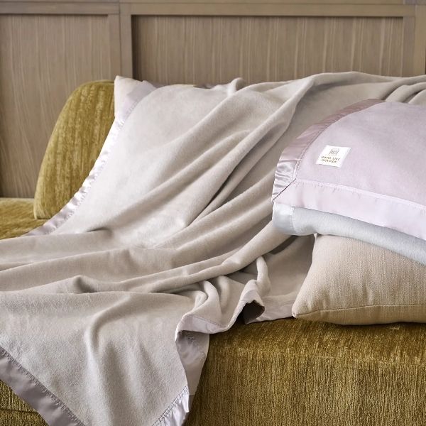 軽やかで心地よいシルクブランケット