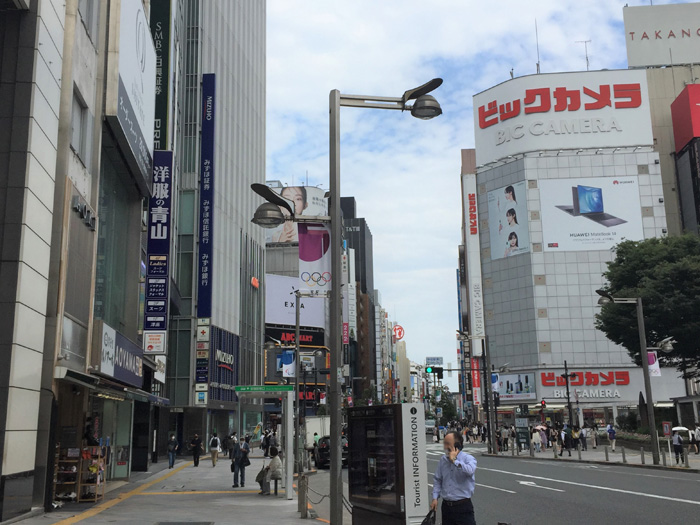 左にのびる新宿通りに沿って進みます