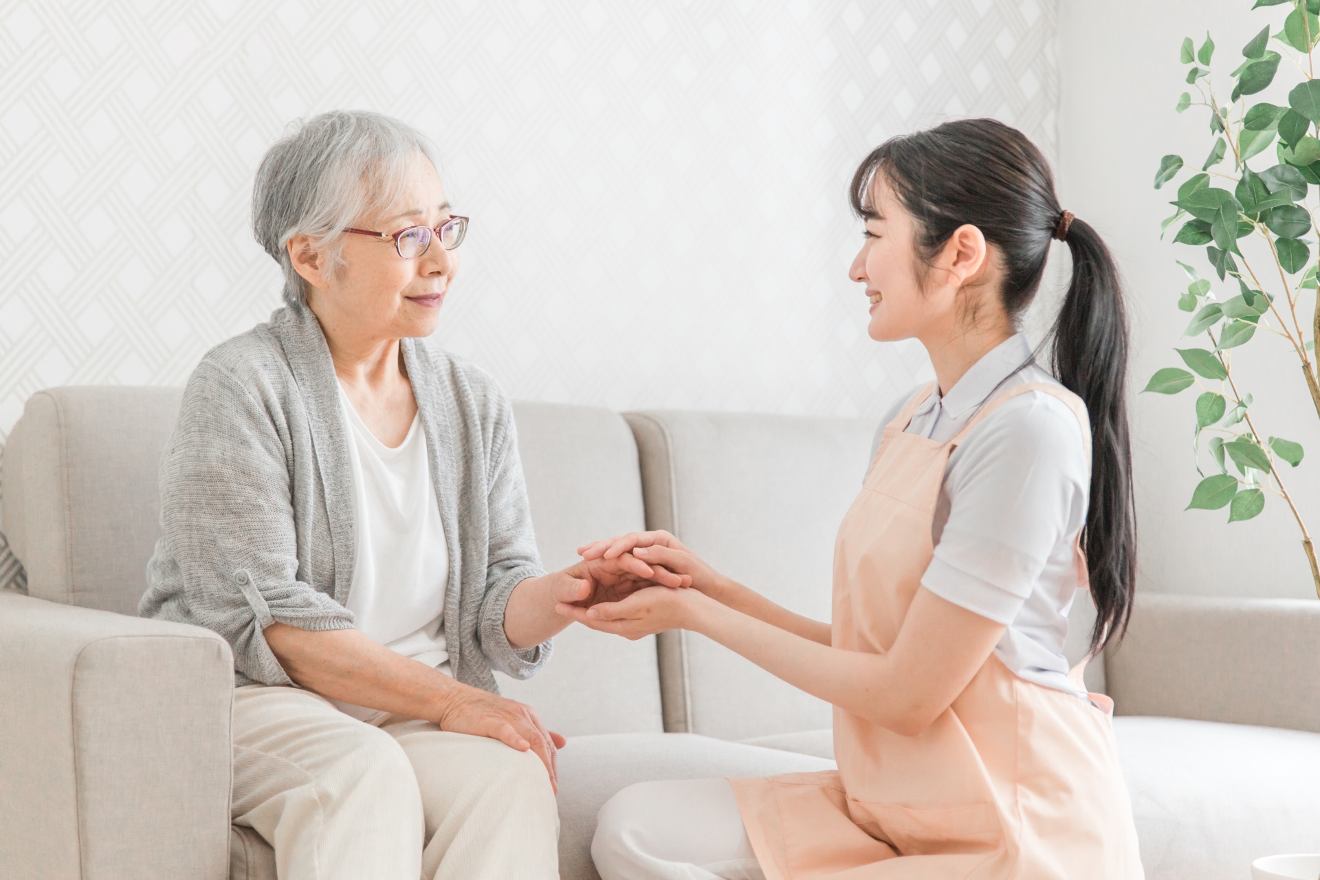高齢女性と介護士