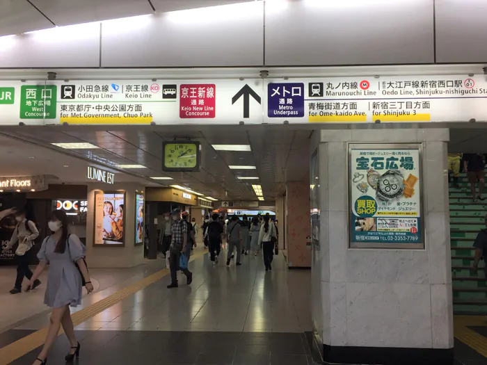 「メトロ通路」方面に進みます。