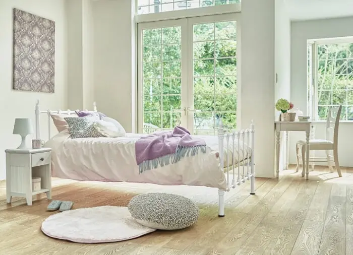 カワイイ系女子の白いワンルーム